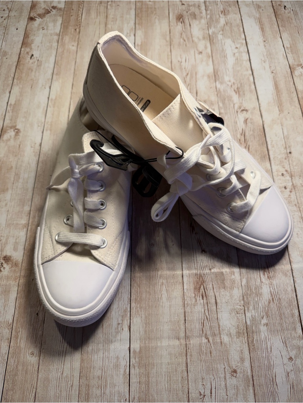 NWT No Boundaries White Canvas Lace-Up Sneakers for Women